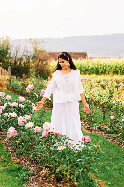 Kobieta Korzystających Ładny Dzień Pięknym Ogrodzie Różanym Noszenie Białych Ubrań — Zdjęcie stockowe