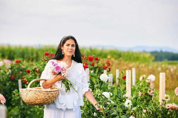 Güzel Orta Yaşlı Kadın Sonbahar Bahçesinde Çiçek Topluyor Beyaz Elbiseler — Stok fotoğraf