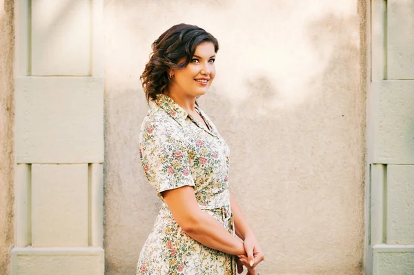 Outdoor Portrait Young Pretty Woman Posing Next Wall Wearing Dress — Stock Photo, Image