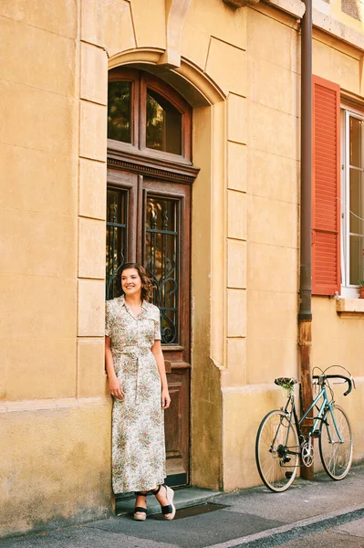 Outdoor Portret Młodej Pięknej Kobiety Pozowanie Obok Ściany Noszenie Sukienki — Zdjęcie stockowe