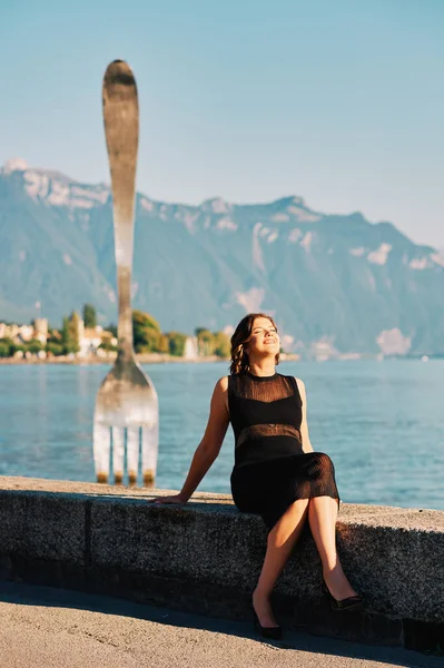 Jovem Mulher Desfrutando Bom Dia Pelo Lago Genebra Vevey Lugar — Fotografia de Stock