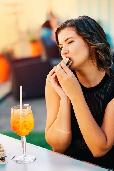 Happy Young Woman Having Foccacia Snack Iced Aperol Spritz Cocktail — Stock Photo, Image
