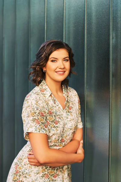 Retrato Livre Jovem Bonita Mulher Posando Lado Parede Vidro Vestindo — Fotografia de Stock