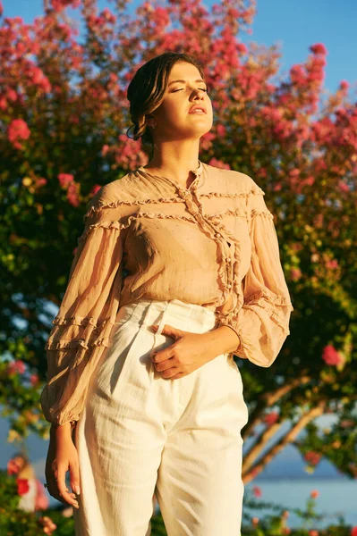 Retrato Moda Aire Libre Una Mujer Joven Con Estilo Que —  Fotos de Stock