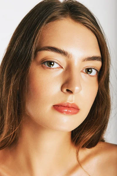 Närbild Porträtt Vacker Ung Kvinna Med Perfekt Ren Hud Naken — Stockfoto