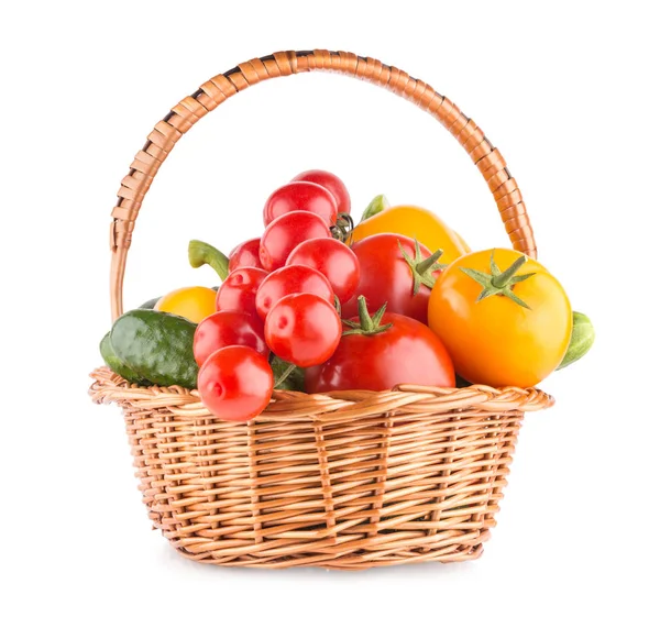 在白色背景下的篮子里新鲜成熟的蔬菜 — 图库照片