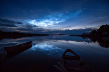 Göl üzerinde noctilucent bulutlar