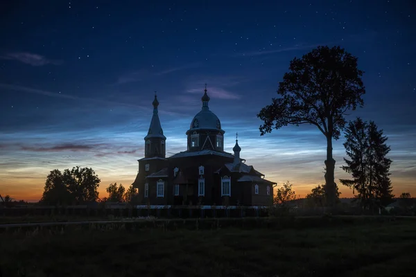 Noční Svítící Oblaka Nad Kostelem — Stock fotografie