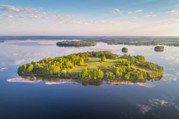 Isla en el lago — Foto de Stock