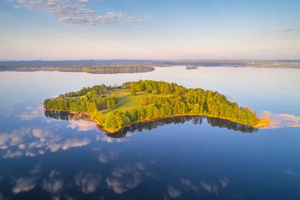 Island at the lake — Stock Photo, Image