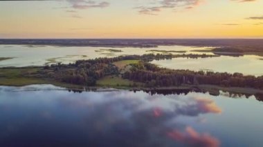 Akşam göl üzerinde uçuş