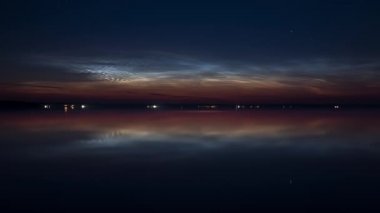 Göl üzerinde noctilucent bulutlar