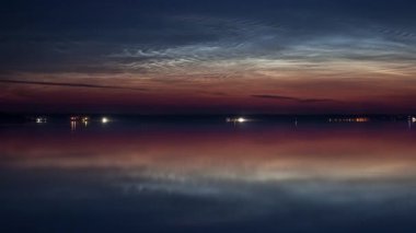 Göl üzerinde noctilucent bulutlar
