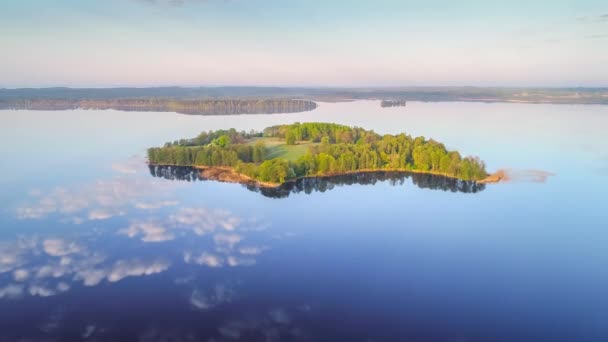 Hermosa Isla Lago Video Aéreo — Vídeo de stock