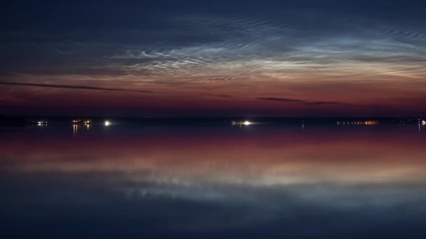 Nubes Nocturnas Sobre Lago — Vídeo de stock