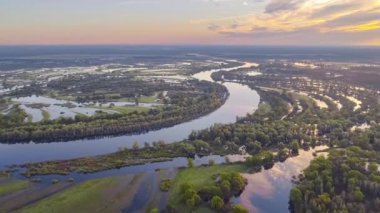 Yazın Prypyat Nehri'nin taşkın ovası