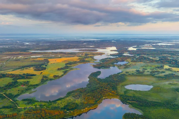 Flygfoto av en morgon sjö — Stockfoto