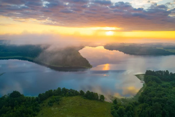 Bir sabah gölünün havadan fotoğrafı — Stok fotoğraf