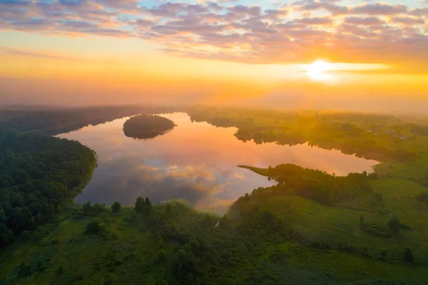 Foto aerea di un lago del mattino — Foto Stock
