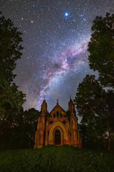 Стародавня церква під зірками — стокове фото