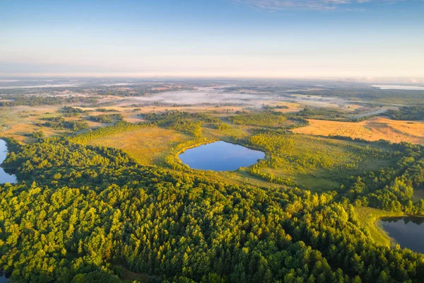 Аерофотозйомка ранкового озера — стокове фото