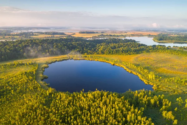 Аерофотозйомка ранкового озера — стокове фото