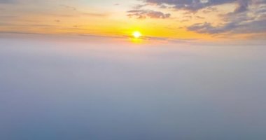 Güneşin doğuşunda siste uçmak