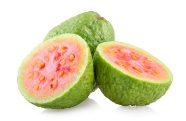 Guava meyveleri beyaz arkaplanda izole