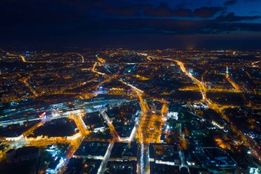 Geceleri Minsk 'in (Belarus) havadan çekilmiş fotoğrafı.