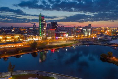 Geceleri Minsk 'in (Belarus) havadan çekilmiş fotoğrafı.