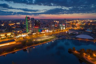 Geceleri Minsk 'in (Belarus) havadan çekilmiş fotoğrafı.