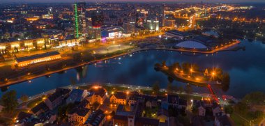 Geceleri Minsk 'in (Belarus) havadan çekilmiş fotoğrafı.