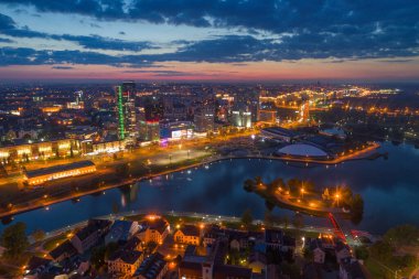 Geceleri Minsk 'in (Belarus) havadan çekilmiş fotoğrafı.