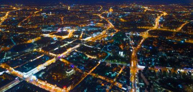 Geceleri Minsk 'in (Belarus) havadan çekilmiş fotoğrafı.