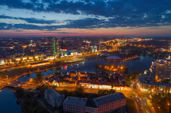 Geceleri Minsk 'in (Belarus) havadan çekilmiş fotoğrafı.