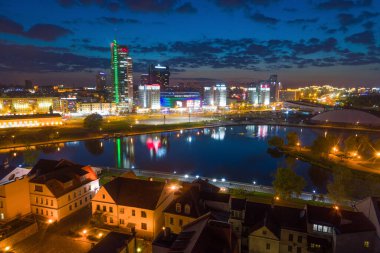 Geceleri Minsk 'in (Belarus) havadan çekilmiş fotoğrafı.