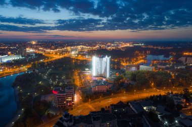 Geceleri Minsk 'in (Belarus) havadan çekilmiş fotoğrafı.