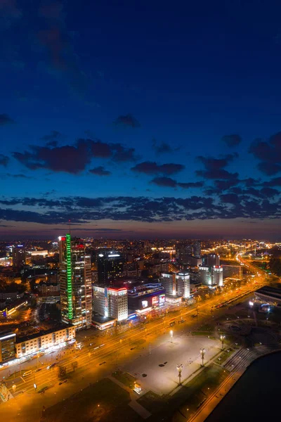 Geceleri Minsk 'in (Belarus) havadan çekilmiş fotoğrafı.