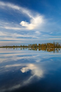 Güneş batarken Yelnya bataklığının eşsiz göllerinden biri.