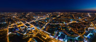 Geceleri Minsk 'in (Belarus) havadan çekilmiş fotoğrafı.