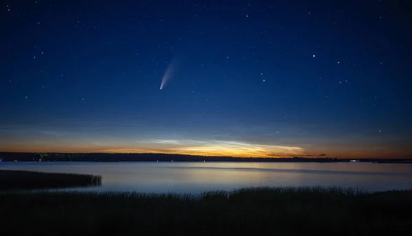 Komet 2020 Neowise Über Wunderschöner Landschaft Der Abenddämmerung — Stockfoto
