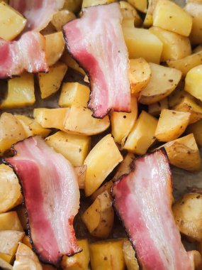 Kızarmış patates, tuzlu biberli pastırma, sağlıksız yemek.