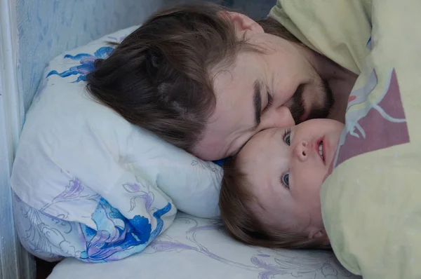 Menina Acorda Manhã Pai Cansado Dormindo Pai Deitado Cama Família — Fotografia de Stock