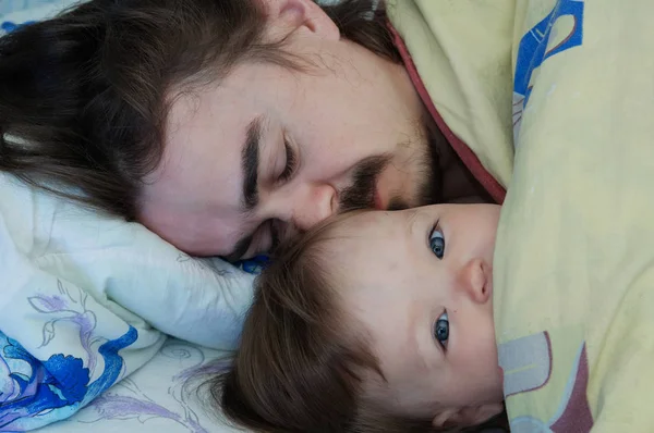 Babymeisje Wakker Ochtend Bovenliggende Moe Slapen Vader Liggend Bed Gelukkige — Stockfoto