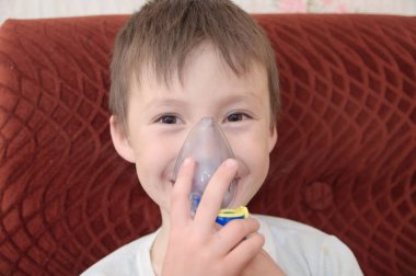 hasta çocuk yapma inhalasyon, zatürre veya çocuk, oksijen tüpü, Kompresör Nebulizatör, sağlık için nebules makine için öksürük solunum yordamla Nebulizatör maskeli. Çocuk soğuk