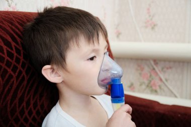 hasta çocuk yapma inhalasyon, zatürre veya çocuk, oksijen tüpü, Kompresör Nebulizatör, sağlık için nebules makine için öksürük solunum yordamla Nebulizatör maskeli. Çocuk soğuk