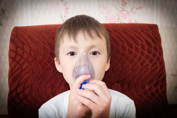Niño Enfermo Máscara Del Nebulizador Que Hace Inhalación Procedimiento Respiratorio — Foto de Stock