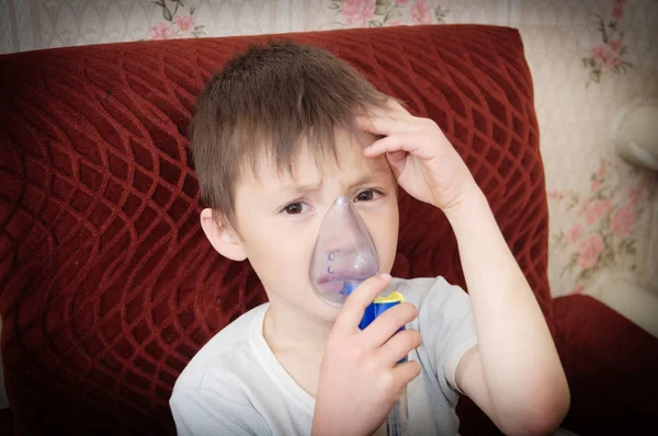 Menino Doente Máscara Nebulizador Fazendo Inalação Procedimento Respiratório Por Pneumonia — Fotografia de Stock