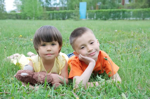 Dzieci Leżąc Trawie Parku Zabawy Mała Dziewczynka Chłopiec Zrelaksować Się — Zdjęcie stockowe