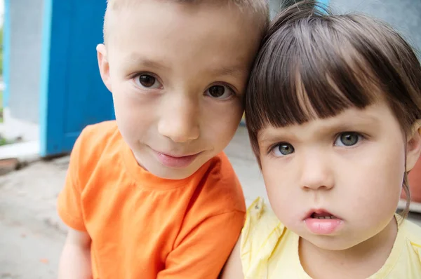 孩子们自拍的肖像坐在家里的前面 小女孩和男孩 俄罗斯白人兄弟姐妹一起 孩子们自拍在一起 — 图库照片